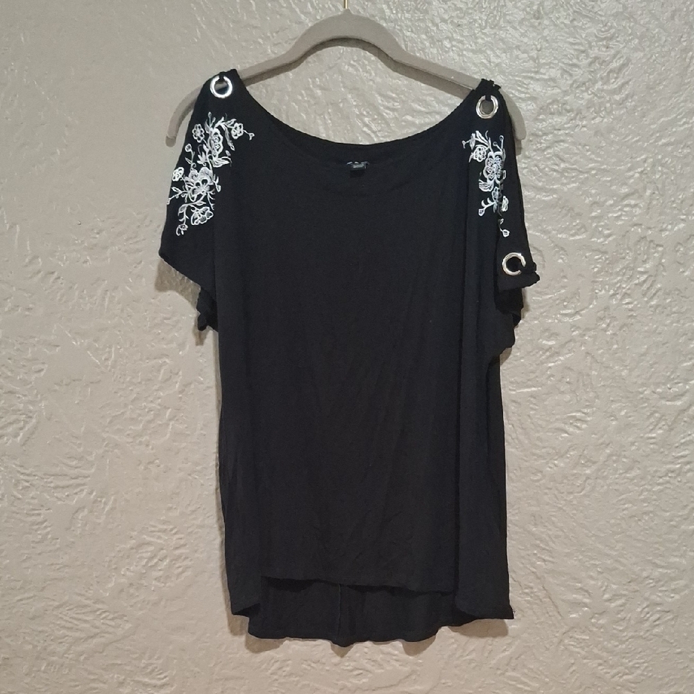 Wome's Cable & Gauge Black Top with White Floral Accents Size XL